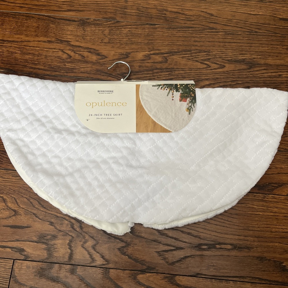 BERKSHIRE HOME TREE SKIRT 24 INCH WHITE QUILTED 100% POLYESTER NWT